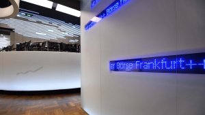 Blick in den Handelssaal der Börse Frankfurt. | picture alliance / SvenSimon