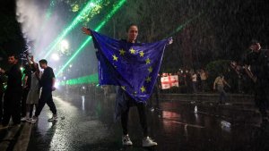 Eine Demonstrantin mit einer EU-Flagge auf dem Rustaweli-Boulevard vor dem Parlament in Georgiens Hauptstadt Tiflis | AFP