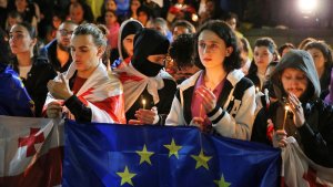 Demonstranten mit georgischen und EU-Fahnen in Tiflis, Georgien. | dpa