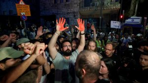 Menschen protestieren in Jerusalem für die Freilassung der im Gazastreifen gefangengehaltenen Geiseln.  | REUTERS