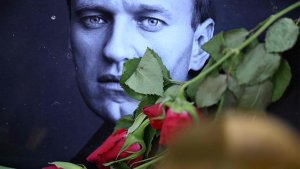 Foto von Nawalny mit Blumen | AFP