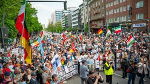 Hunderte Menschen demonstrieren in St. Georg gegen Islamismus und Antisemitismus. | picture alliance/dpa