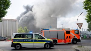 Großbrand in Berlin Lichterfelde in einem Industriekomplex der Diehl Group (Quelle: IMAGO / Marius Schwarz) | IMAGO / Marius Schwarz