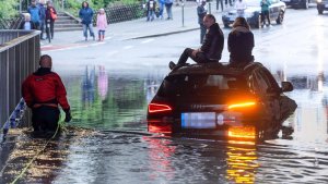 Ein Auto steht in Nürnberg in einer Unterführungen unter Wasser. | IMAGO/Bernd März
