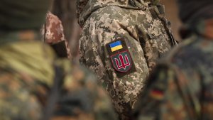Auf der Jacke eines Soldaten ist das Symbol der ukrainischen Armee zu sehen. | AFP