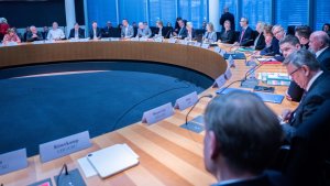 Der Verteidigungsausschuss des Bundestags | dpa