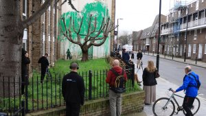 Ein Werk des britischen Street-Art-Künstlers Banksy ist an einer Hauswand in London zu sehen. | EPA