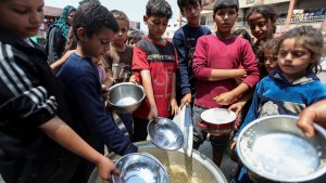 Kinder bei einer Essensausgabe im Gazastreifen | REUTERS