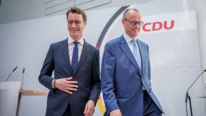 NRW-Ministerpräsident Hendrik Wüst und CDU-Chef Friedrich Merz nach der Sitzung des CDU-Bundesvorstands in der Parteizentrale. | dpa