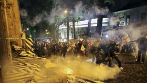 Die Polizei setzt Tränengas gegen Demonstranten während einer Protestaktion der Opposition gegen das 