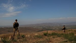 Libanesische Soldaten der 1. Grenzbrigade sichern ein Gebiet in der Gegend von Wadi Khaled an der libanesisch-syrischen Grenze im Nordlibanon, in das täglich Hunderte von syrischen Flüchtlingen illegal geschmuggelt werden (Archivbild). | dpa