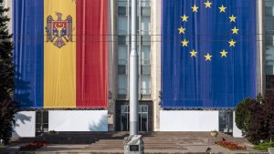 Das Regierungsgebäude in der Hauptstadt Chisinau, das mit den Flaggen der Europäischen Union und der Republik Moldau geschmückt ist | dpa
