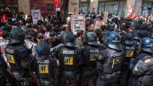 Polizisten und linke Demonstranten in Stuttgart | dpa