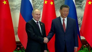 Wladimir Putin und Xi Jinping schütteln sich die Hände. | via REUTERS