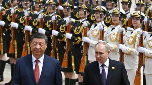 Xi Jinping und Wladimir Putin während einer offiziellen Begrüßungszeremonie in Peking. | AP