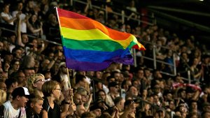 Fans mit einer Regenbogenflagge im Stadion am Millerntor in Hamburg. | picture alliance / Eibner-Presse