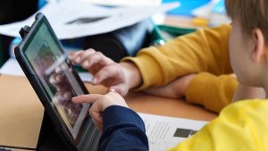 Schüler der Klasse 5c der Berliner Hunsrück-Grundschule lösen im Unterricht an einem Tablet eine Aufgabe. | picture alliance/dpa
