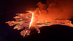 Ein Vulkan bricht in der Nähe von Grindavik aus. | via REUTERS